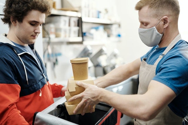 man putting food in a thermal bag