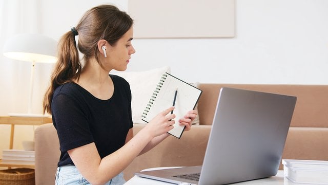 woman online webinar