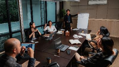 Cover image for How to Decide Between One-On-One and Team Meetings